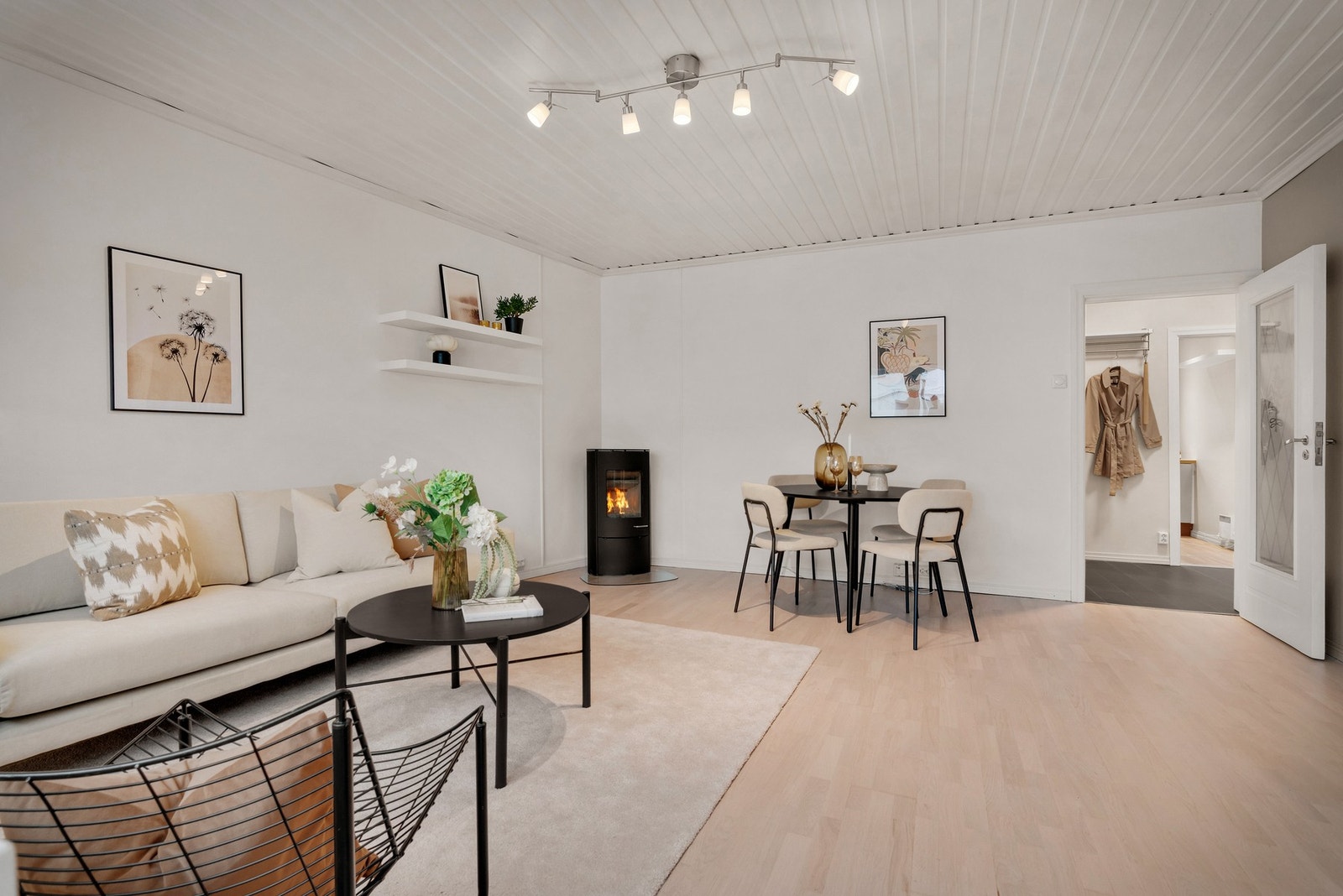 - Leiligheten har en romslig stue med plass til både sofagruppe og spisebord - Galleribilde