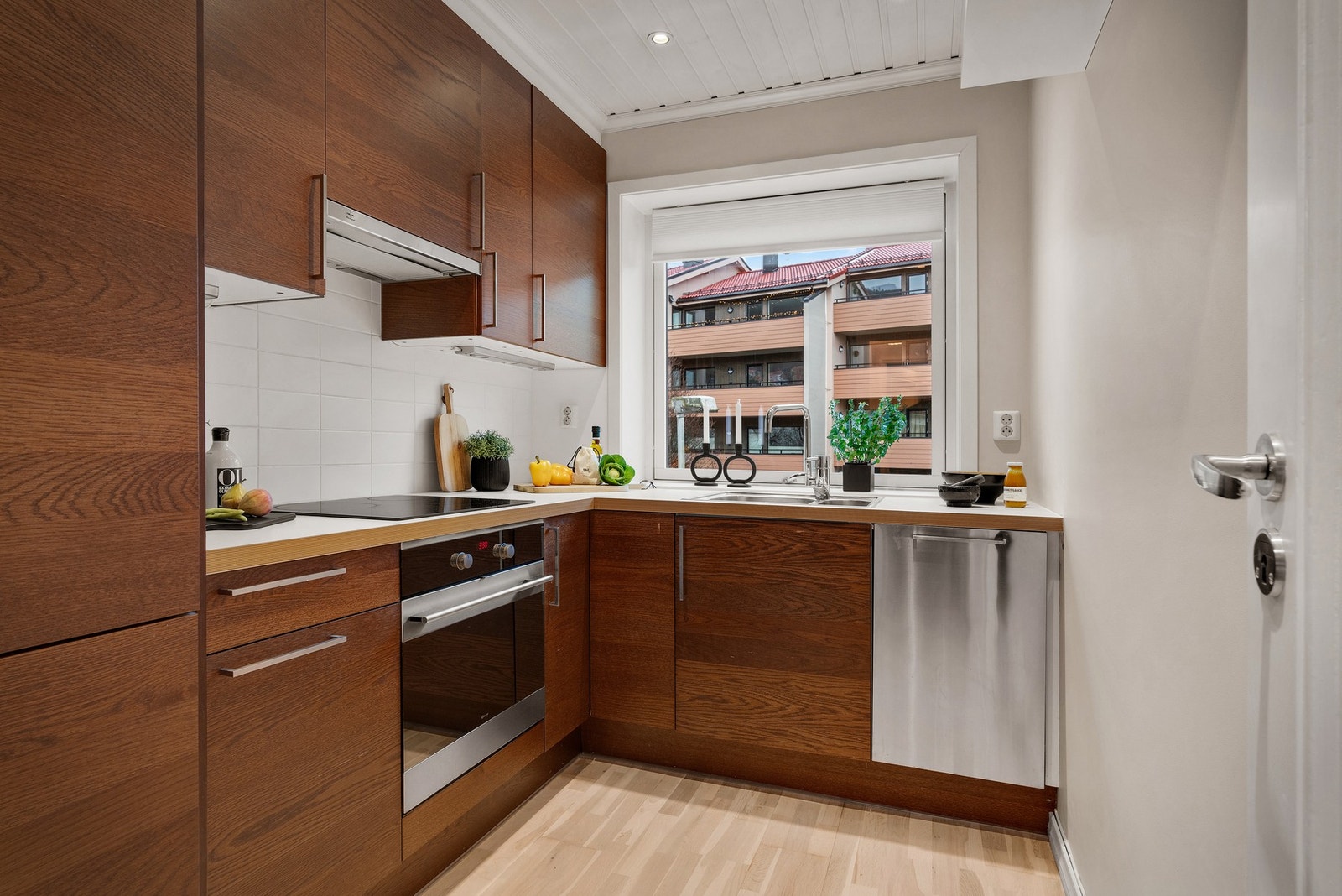 - Kjøkkenet er lekkert og funksjonelt med innredning med slette fronter, fliser under overskap og integrerte hvitevarer - Galleribilde