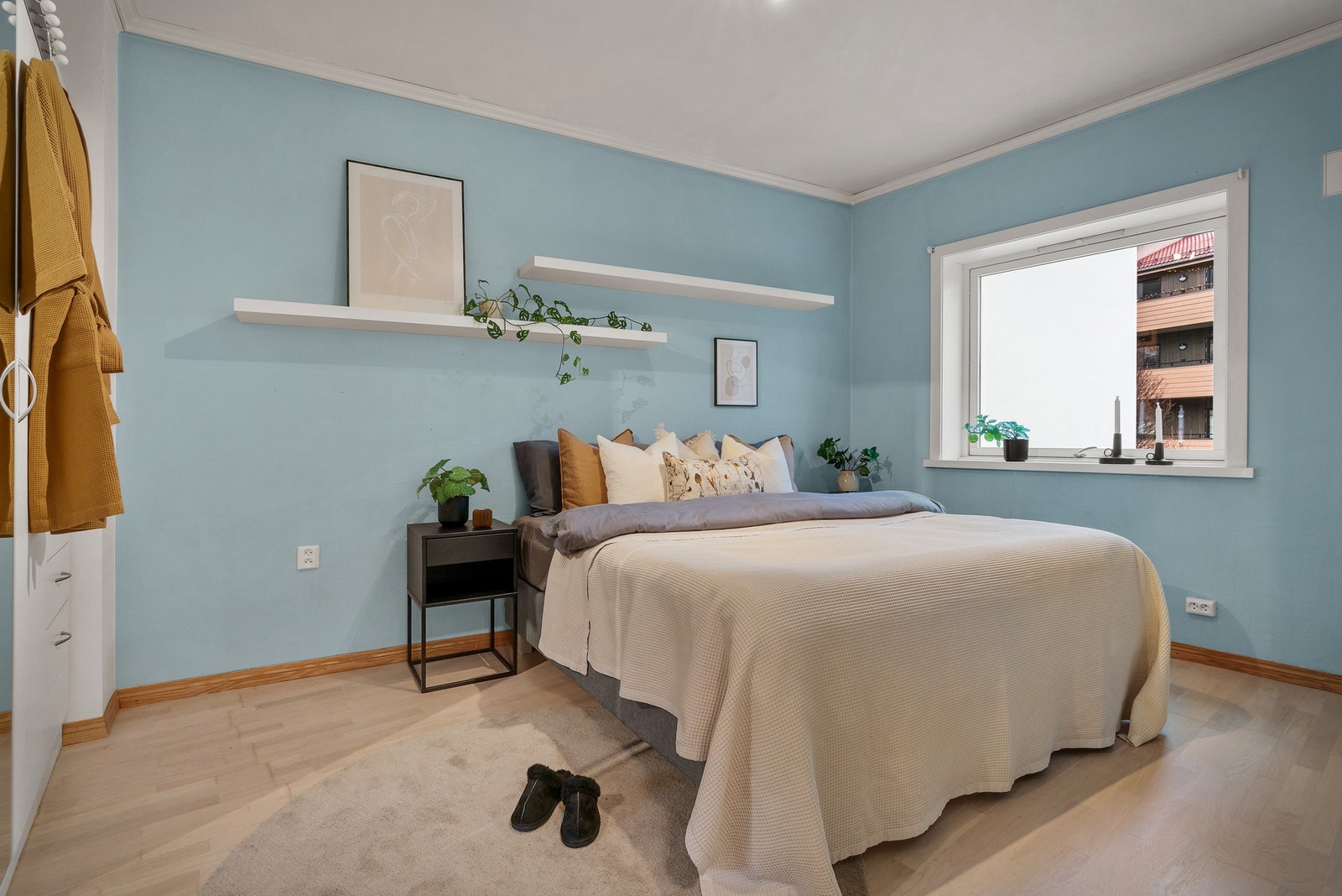 - Leiligheten har to soverom, hvor hovedsoverommet er romslig og har garderobeløsning som gir god oppbevaringsplass - Galleribilde