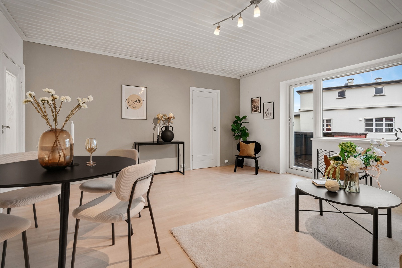 - Store vindusflater gir godt med naturlig lys - Galleribilde