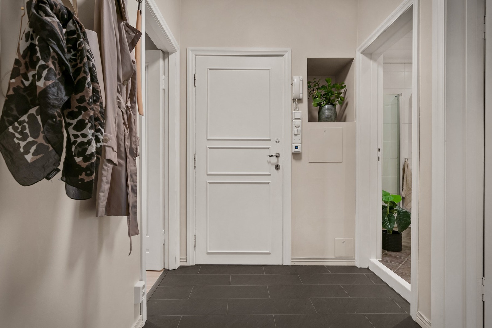 - Du ønskes velkommen av en innbydende entré/gang med plass til oppheng og oppbevaring - Galleribilde