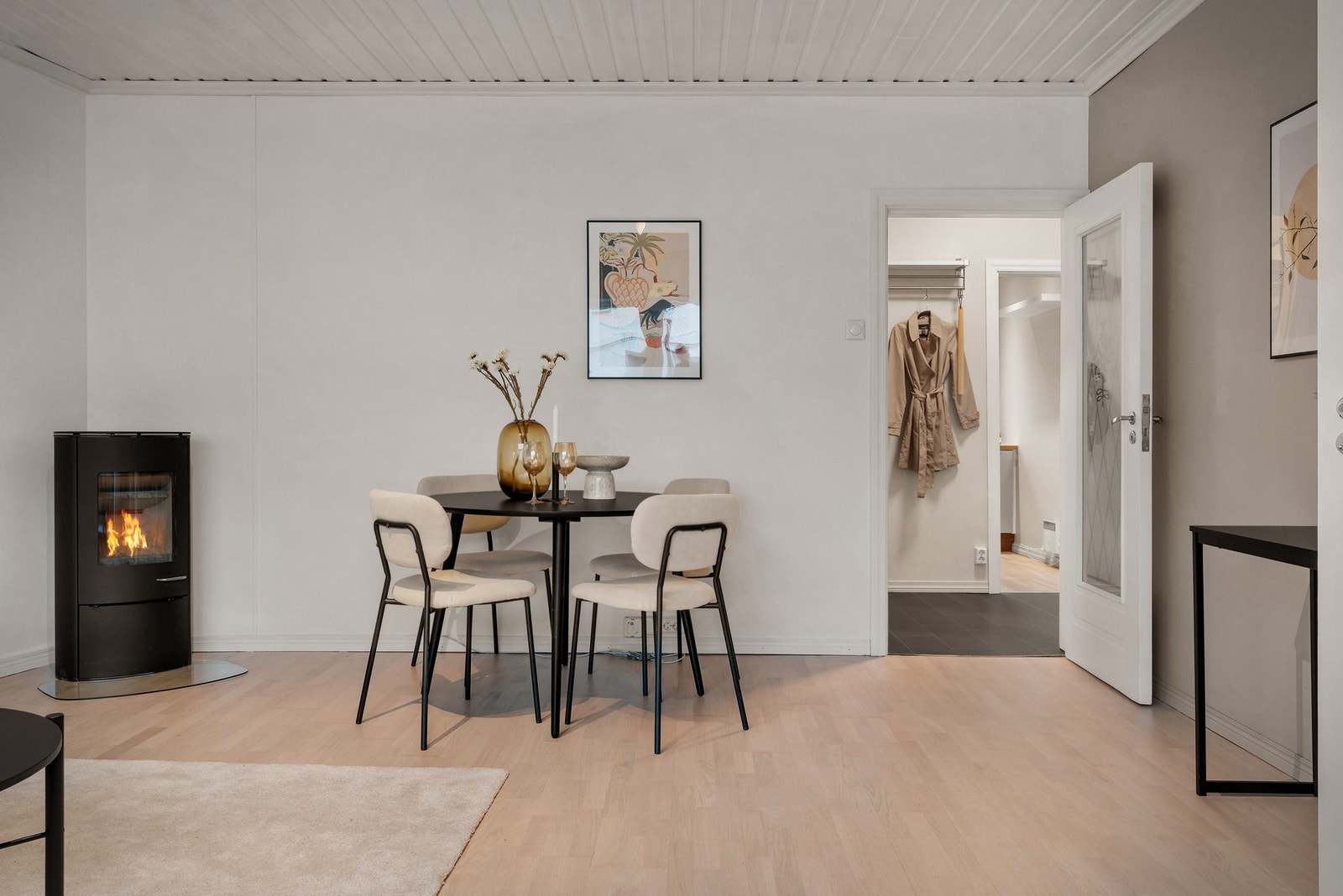 - Selger har leid garasjeplass for kr. 500,- pr. mnd. Det er mulig å sette seg på liste for parkering ved behov - Galleribilde