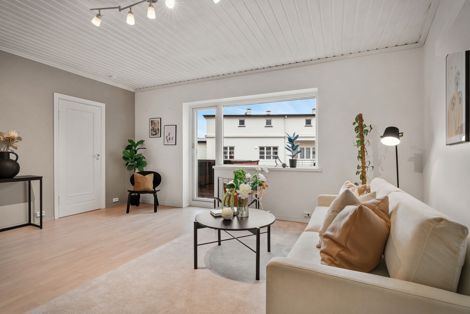 - Boligen fremstår med pene, lyse overflater som gir et moderne og lett uttrykk - Galleribilde