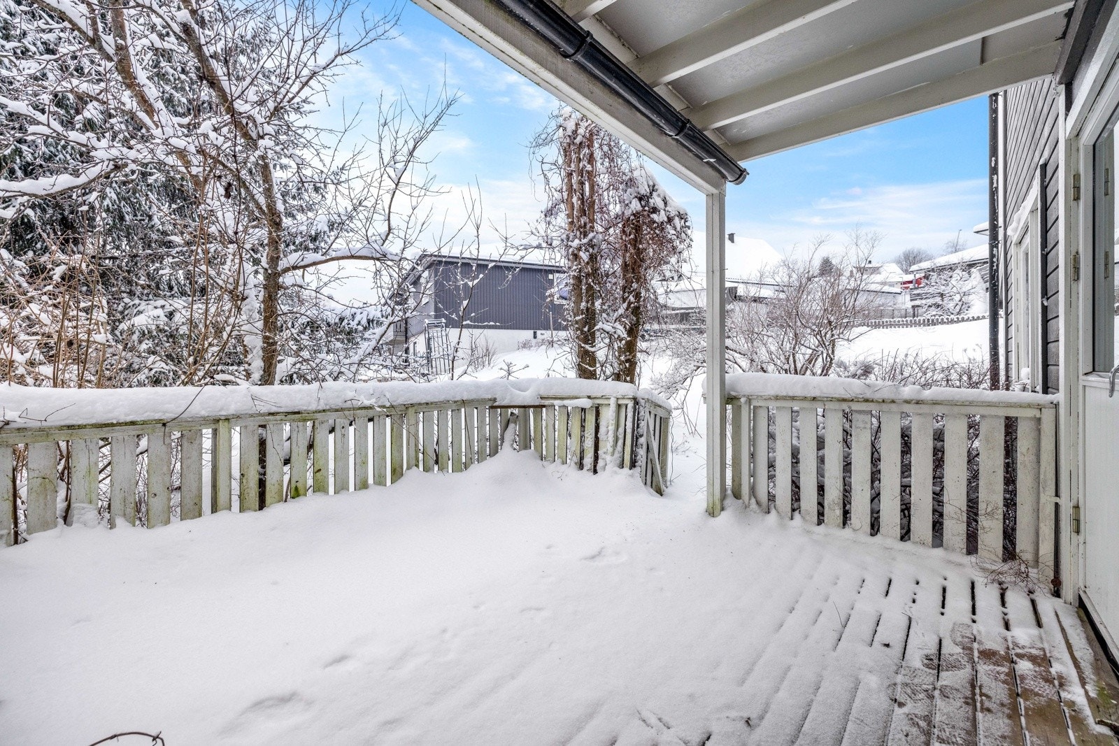 Leilighet i underetasje med sydvestvendt terrasse, tilgang til felles hage og egen utebod. Galleribilde