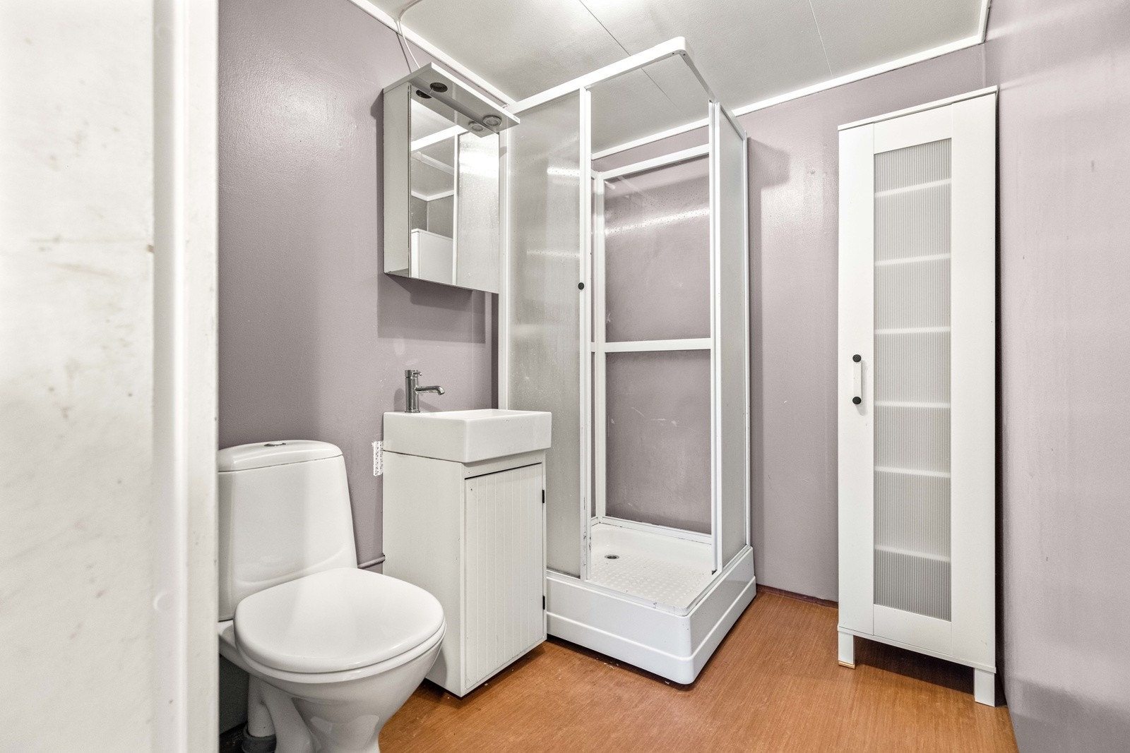 Bad med servant, toalett og dusjkabinett. Galleribilde