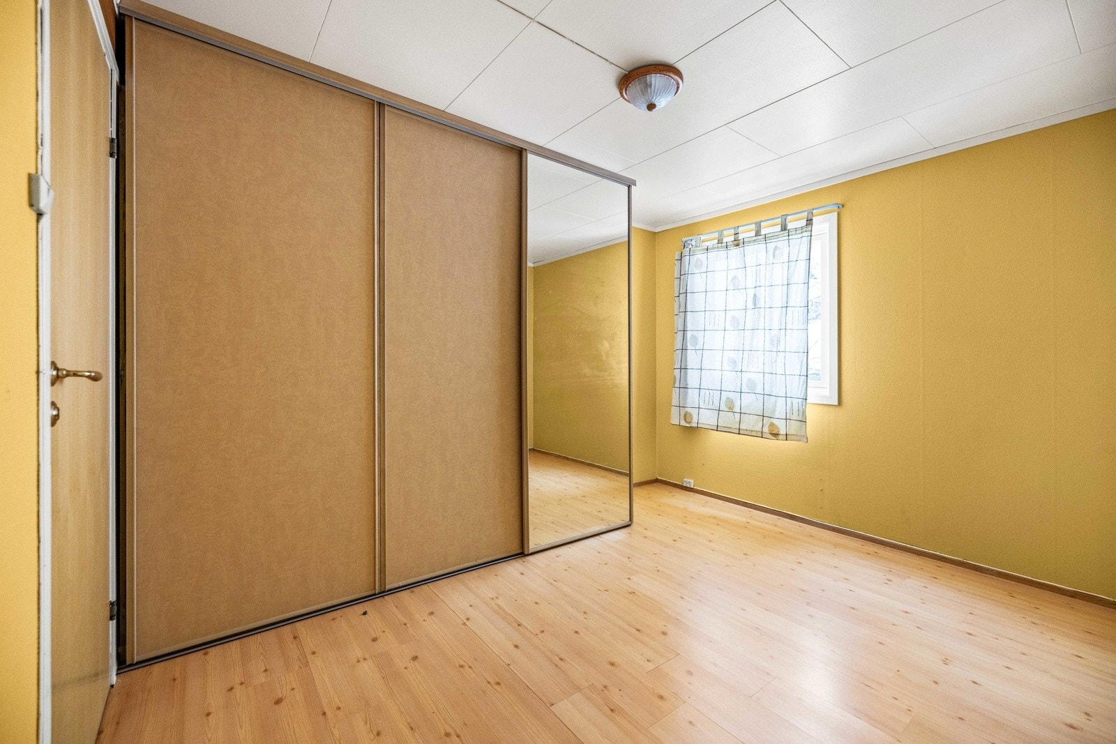 Skyvedørsgarderobe med speilfront medfølger. Galleribilde