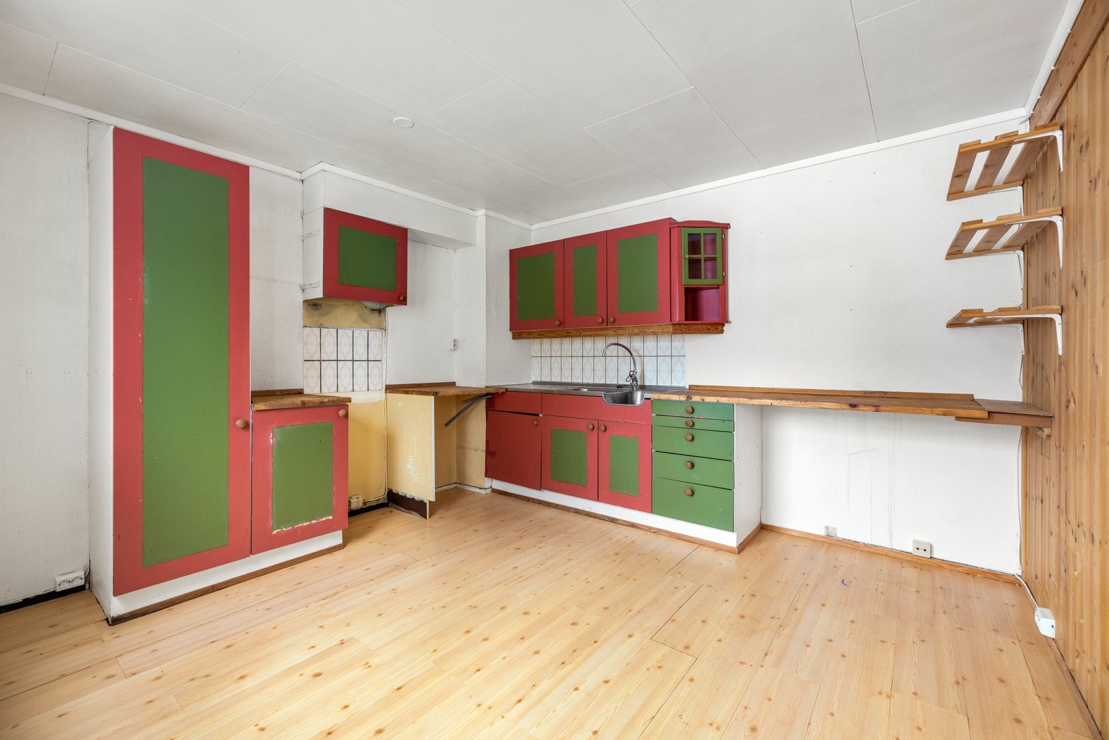 Stort kjøkken med eldre innredning. Galleribilde