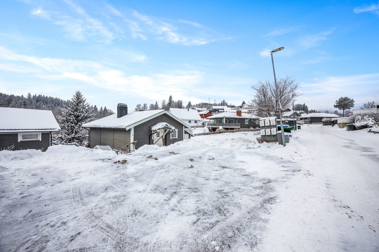 Det er bruksrett til 2 stk. parkeringsplasser på felles tomt. Galleribilde