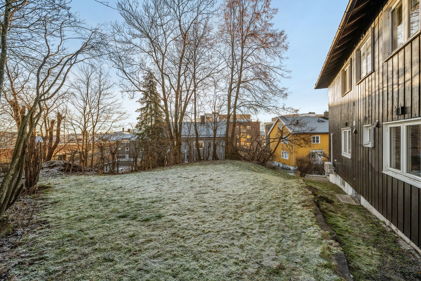 Eiendommen byr på gode solforhold, med sol i felleshagen hele dagen om sommeren. Galleribilde