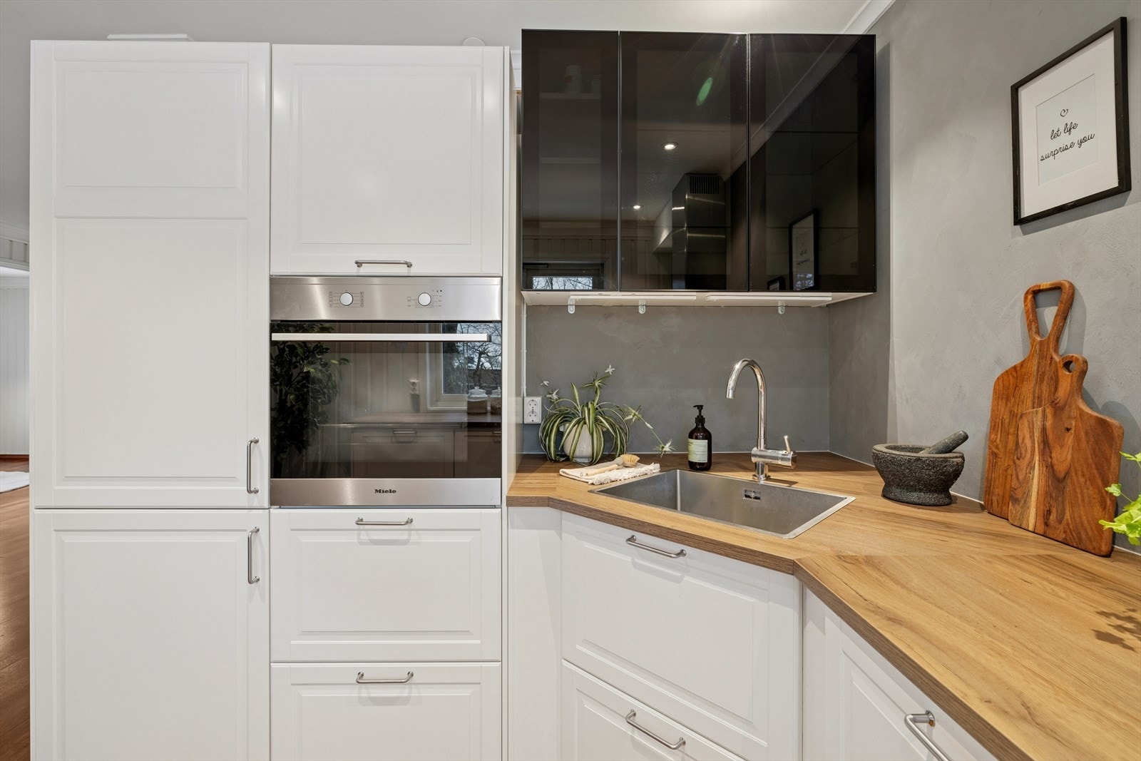 Av hvitevarer finnes integrert stekeovn, induksjonstopp, kjøl/frys og oppvaskmaskin. Galleribilde