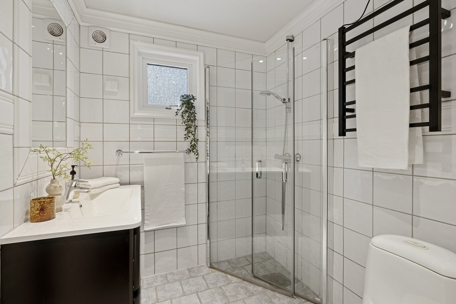 Badet er fra 2000 og har flislagte overflater på både gulv og vegger, med sparklede og malte plater i himlingen. Galleribilde