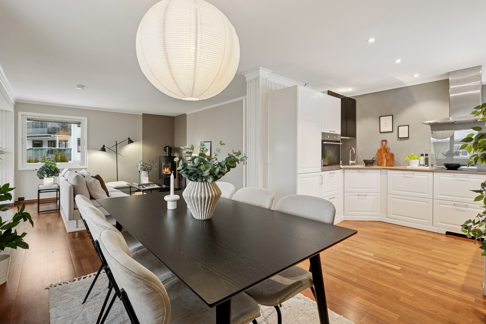 Åpen og sosial kjøkkenløsning mot spisestuen. Galleribilde