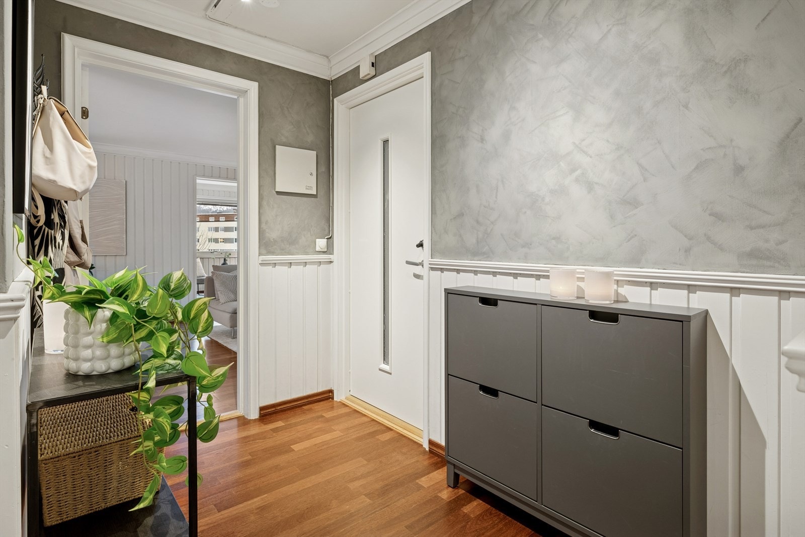 Man ønskes velkommen i en entré med plass til å henge fra seg yttertøy. Galleribilde