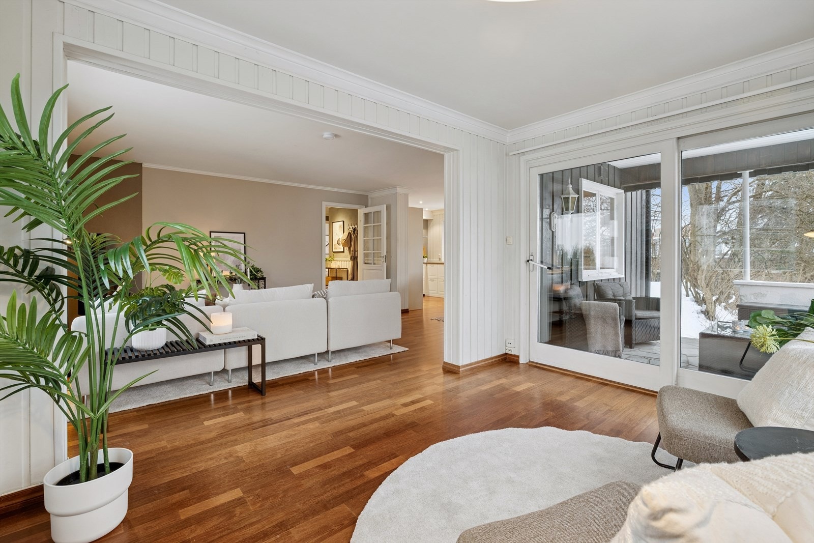 Store vinduer med godt lysinnslipp. Galleribilde