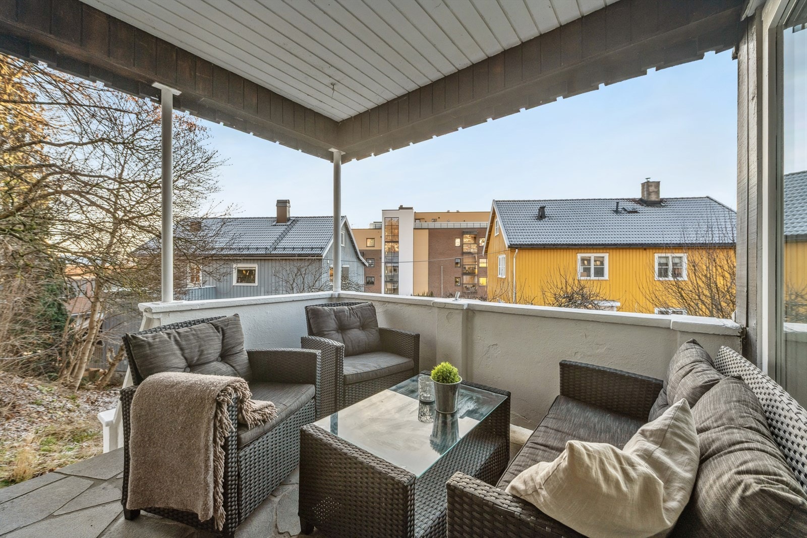 Boligen har utgang til en 8 kvm terrasse og direkte adkomst til hagen. Galleribilde