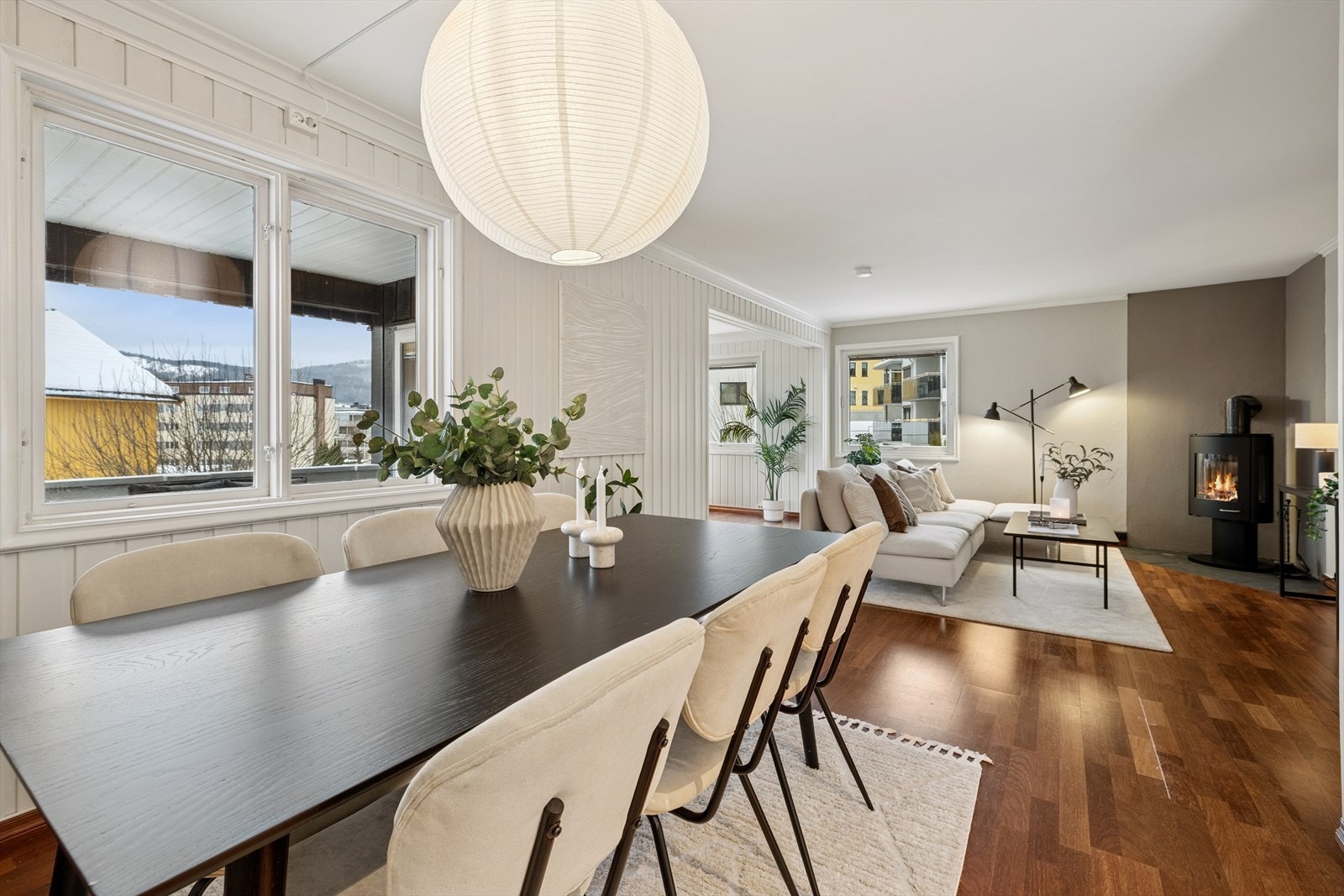 Boligen har en stor og innbydende stue med gode møbleringsmuligheter. Galleribilde