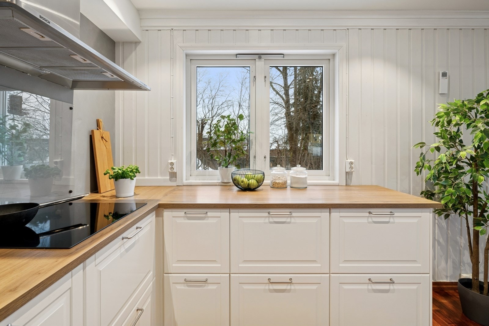 Her er det godt med skap- og benkeplass. Galleribilde