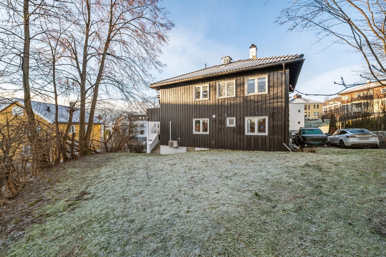 Romslig felleshage med god boltreplass. Galleribilde