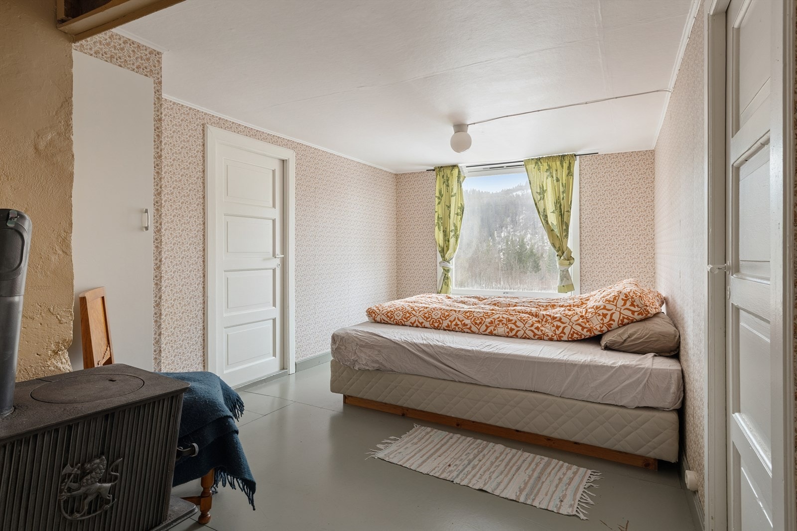 Soverom. Ovn i 2. etasje er for tiden ikke i bruk, og må enten byttes ut eller settes i forskriftsmessig stand før den kan benyttes. Galleribilde