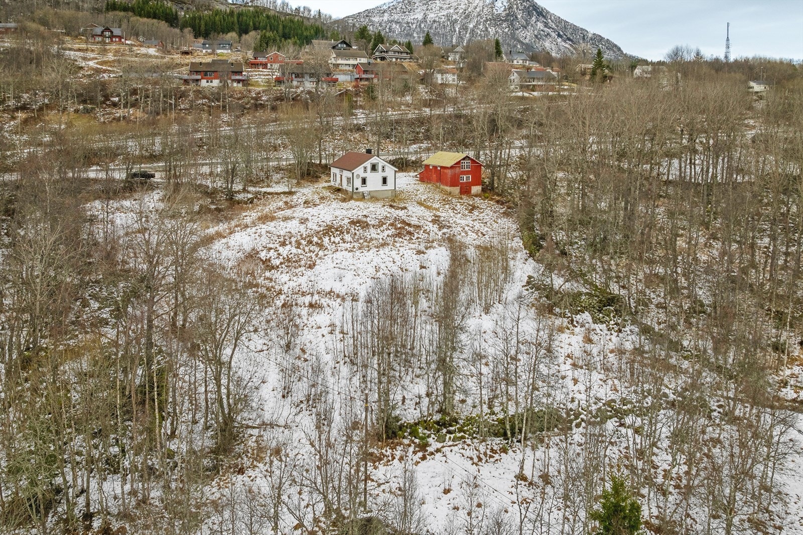 Stor solrik tom på ca 5.8 mål med eget uthus/låve. Galleribilde