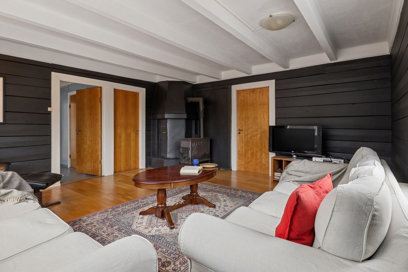 Det er også vedovn for kalde vinterdager. Galleribilde