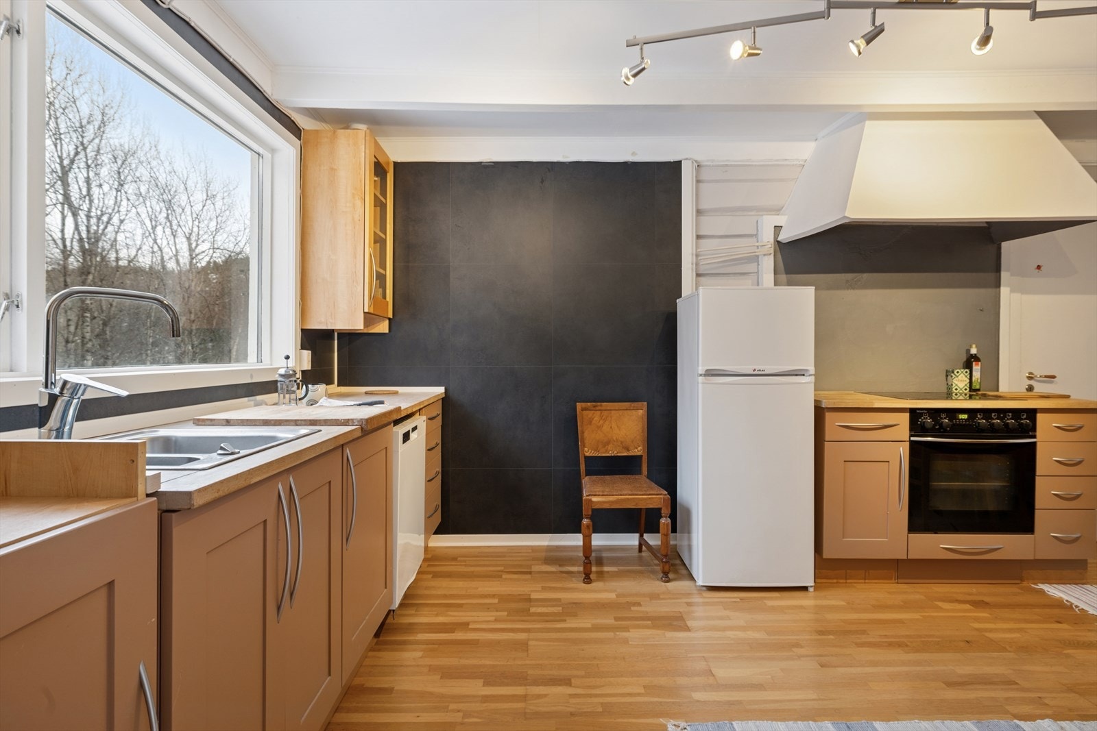 Boligen har gjennomgående eldre standard, med modernisert kjøkken og gulv. Galleribilde