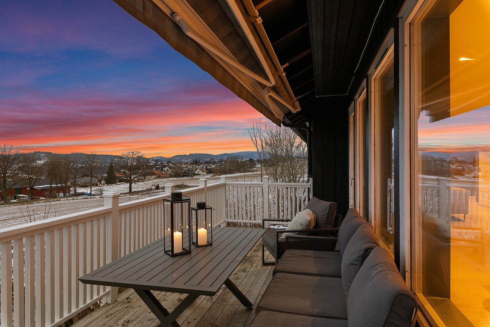 Flott utsikt mot Skien fra veranda Galleribilde