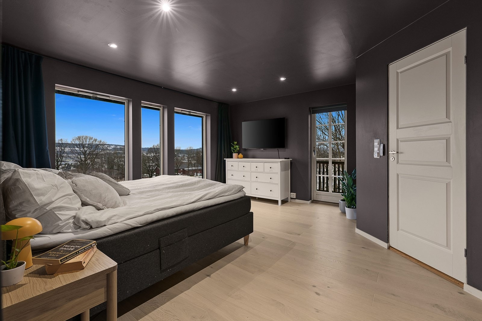 Romslig hovedsoverom med flott utsikt Galleribilde