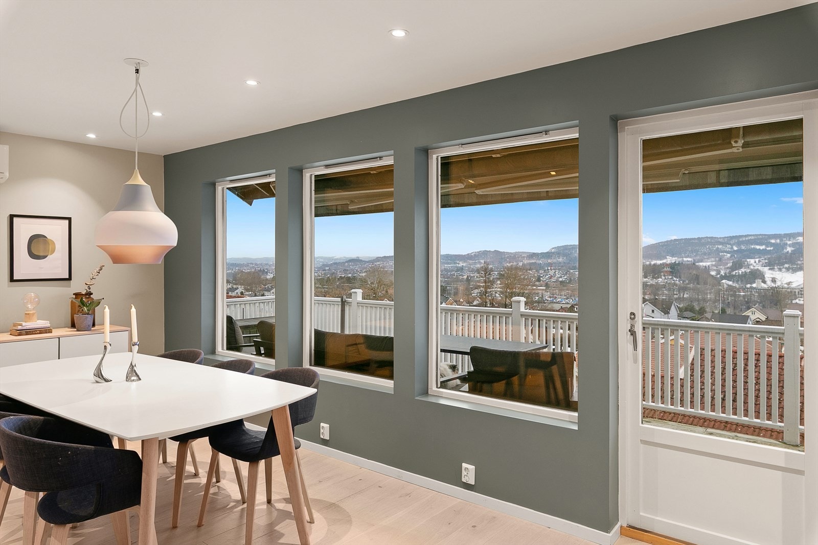 Nydelig utsikt også fra kjøkken. Utgang til vestvendt veranda - og videre nedgang til terrasse med basseng. Galleribilde