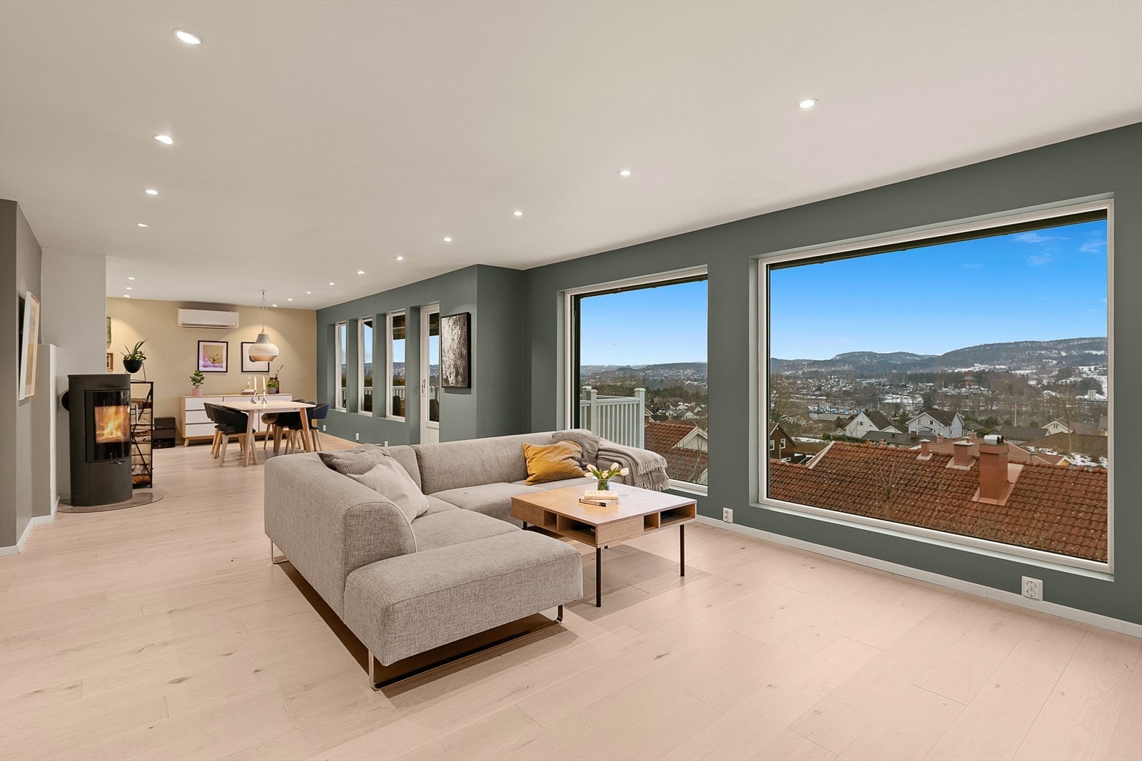 Tiltalende og nylig oppgradert stue med masse naturlig lys og praktfull utsikt Galleribilde