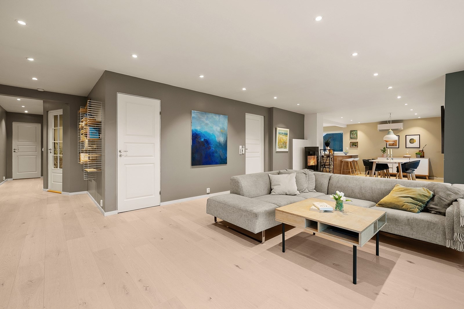 Tiltalende og oppgradert stue med åpen kjøkkenløsning Galleribilde