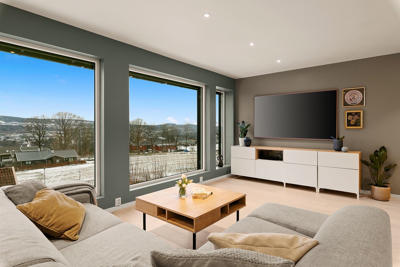 Lys og tiltalende stue med flott utsikt Galleribilde