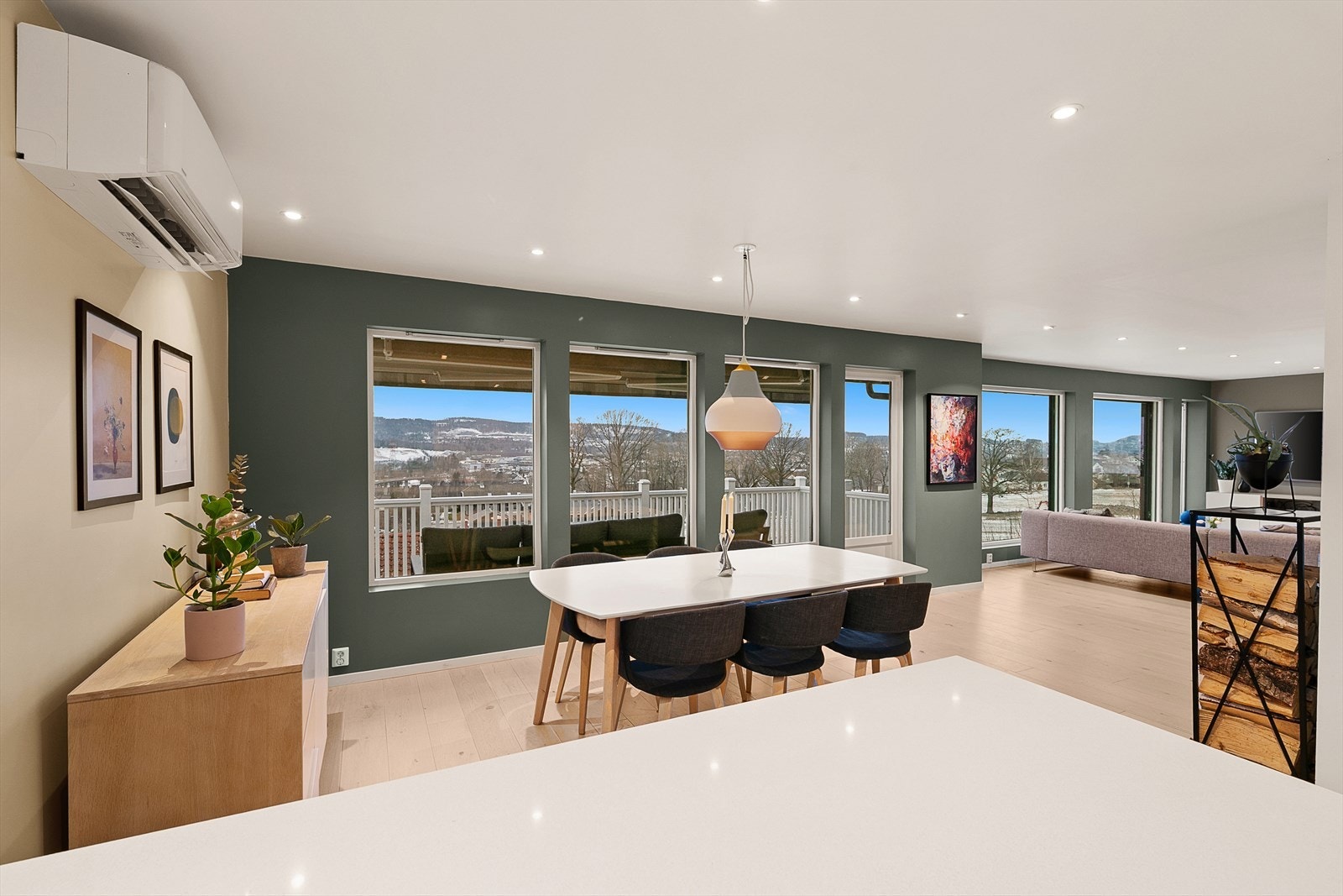 Stue/kjøkken med store vindusflater mot vest Galleribilde