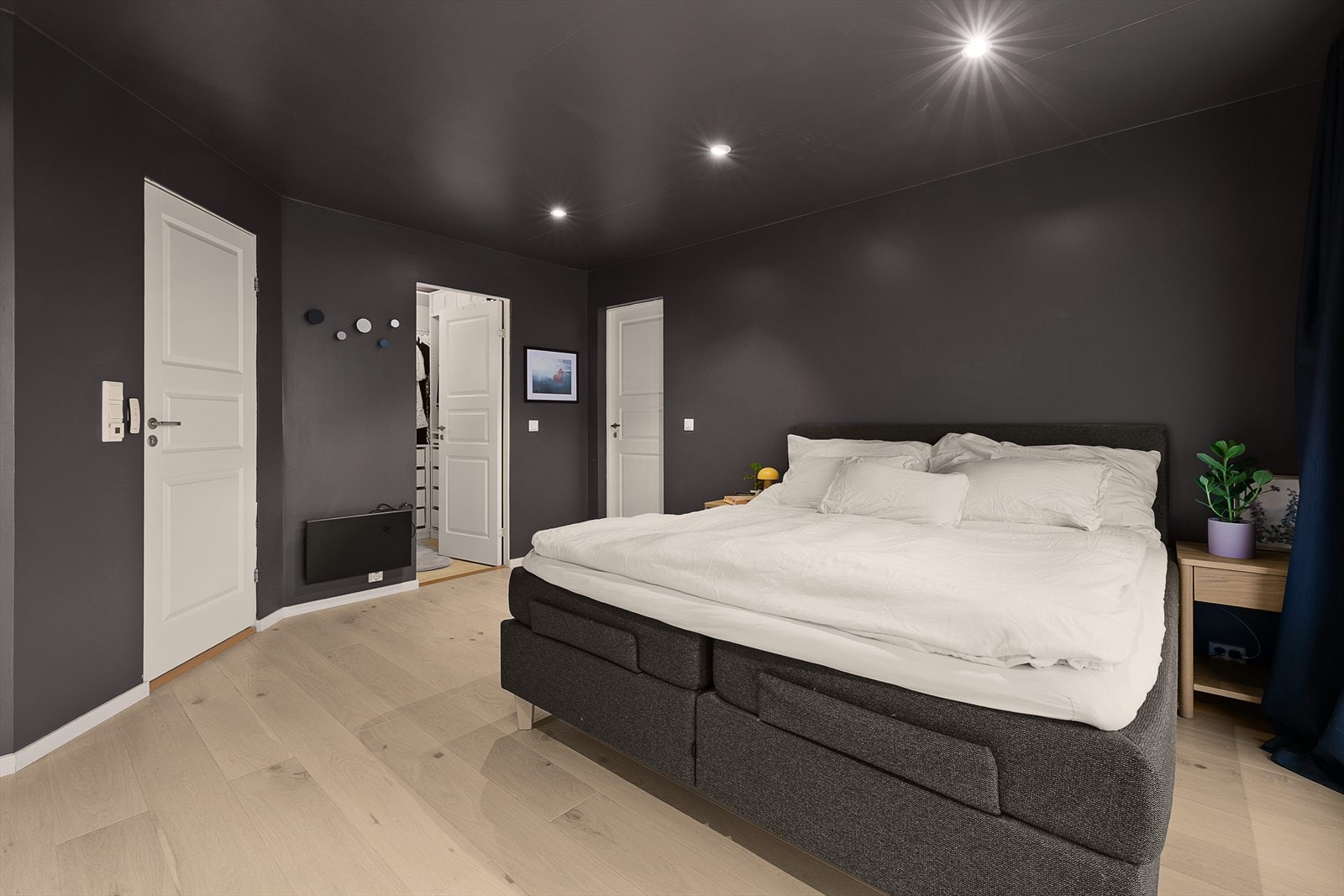 Hovedsoverom - eget bad og garderobe Galleribilde