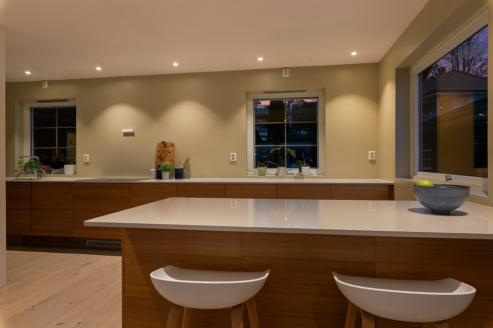 Stor og nyere kjøkken med benkeplate i stein Galleribilde