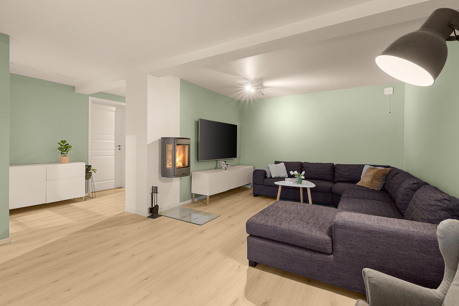 Romslig kjellerstue med plass til romslig salong og lekeområde Galleribilde