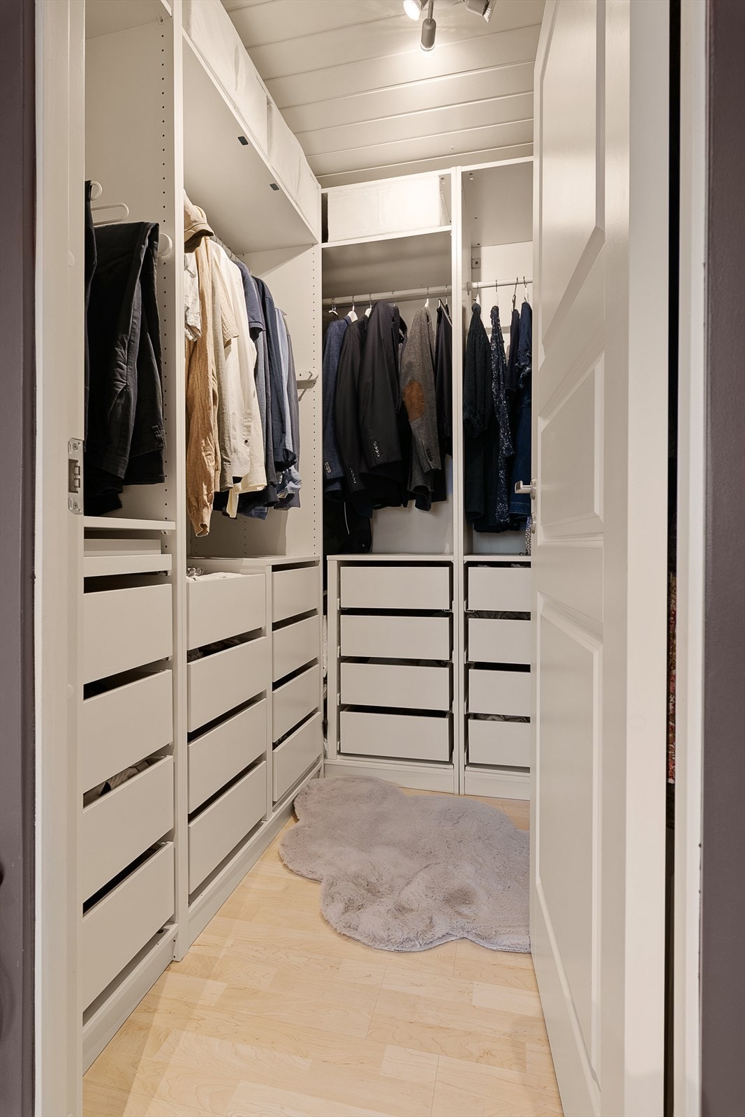 Walk-in closet tilknyttet hovedsoverom Galleribilde