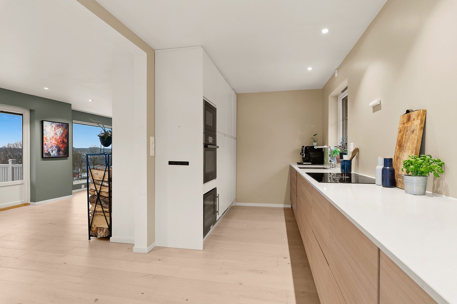 Kjøkken med benkeplate i stein og integrerte hvitevarer Galleribilde