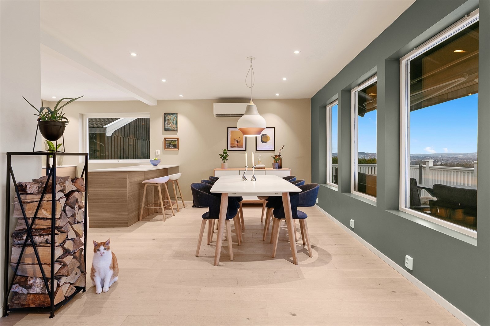 God plass til stort spisebord i kjøkken Galleribilde