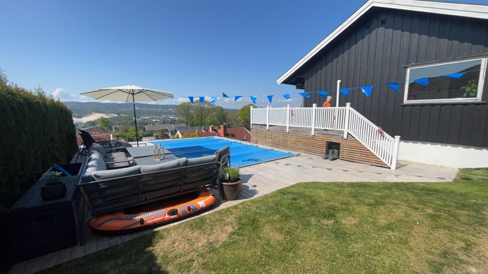 Flott og nyere terrasse med kvalitetsbasseng Galleribilde