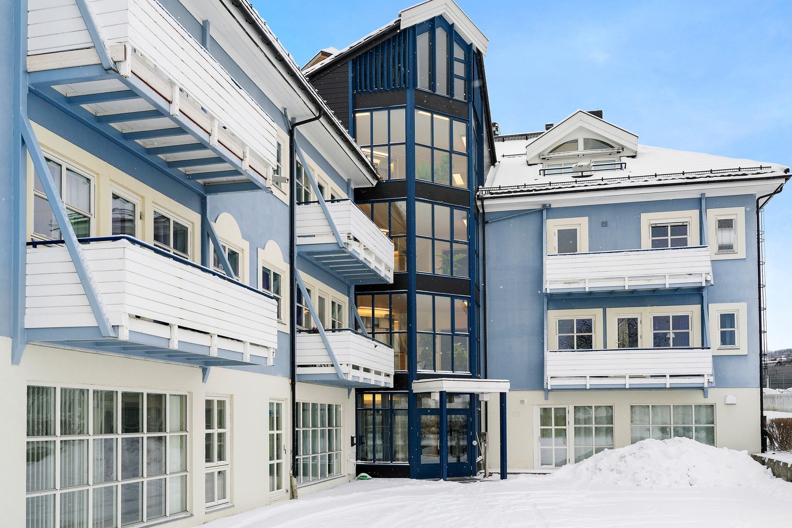 Dette er en lys og gjennomgående endeleilighet i 3. etasje med heis og callinganlegg. Lys inn fra vinduer på 3 sider. Galleribilde