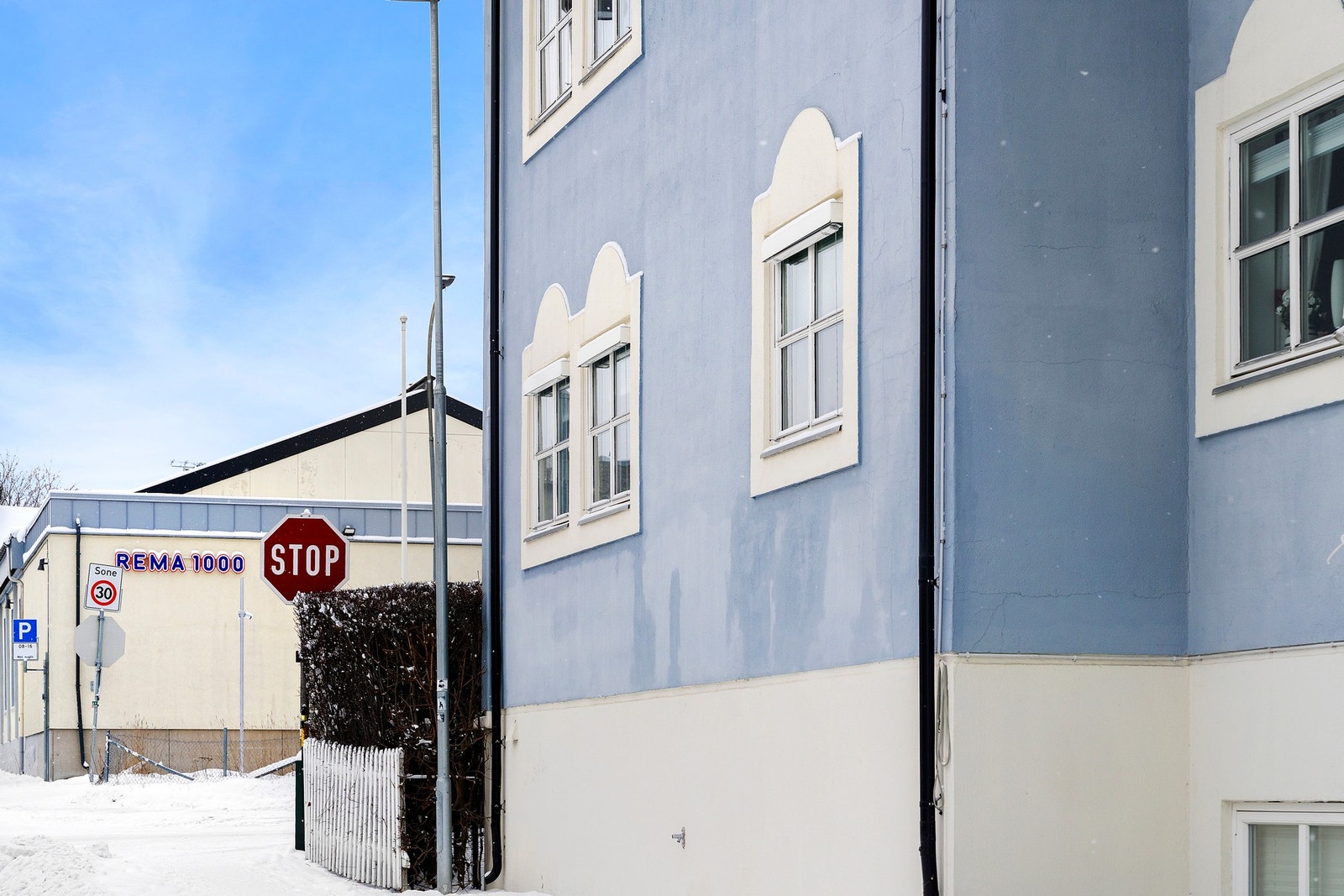 Rema 1000 ligger rett over gaten. Galleribilde