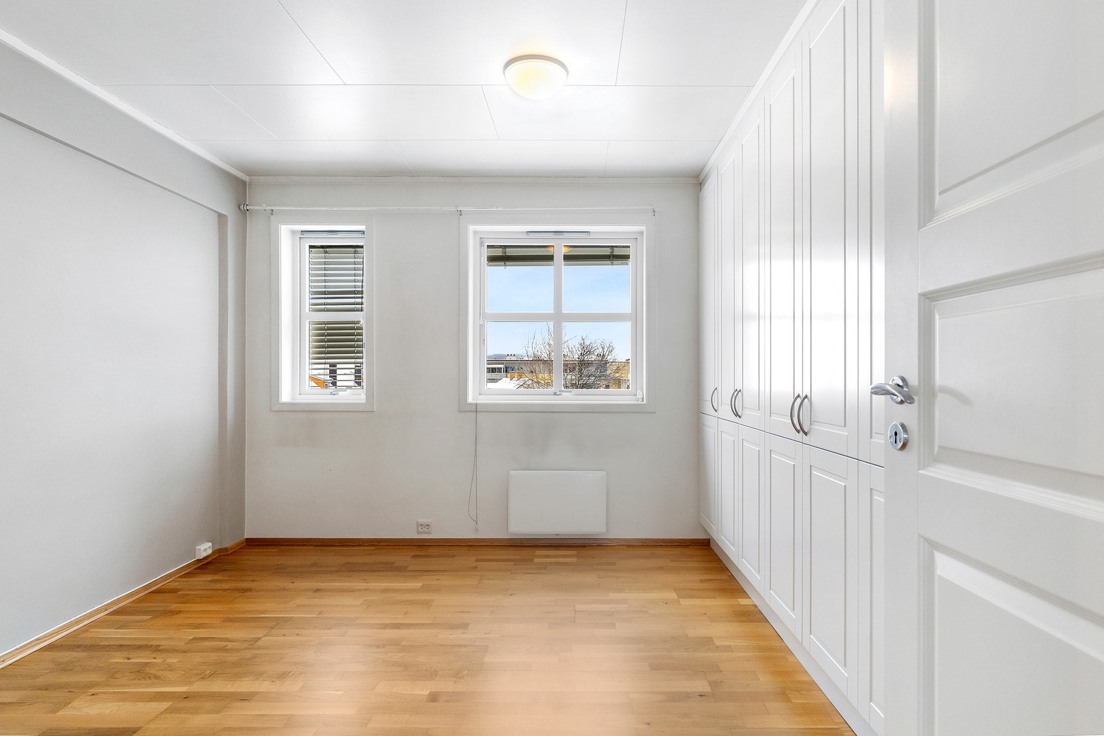 Det romslige hovedsoverommet har plass til dobbeltseng og innredet med garderobeløsning. Galleribilde