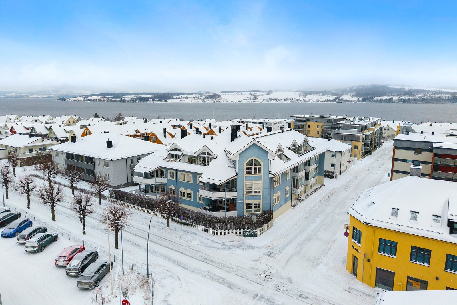 Flere barnehager og skoler ligger i gangavstand, med enkel adkomst til både barne- og videregående skole. Galleribilde