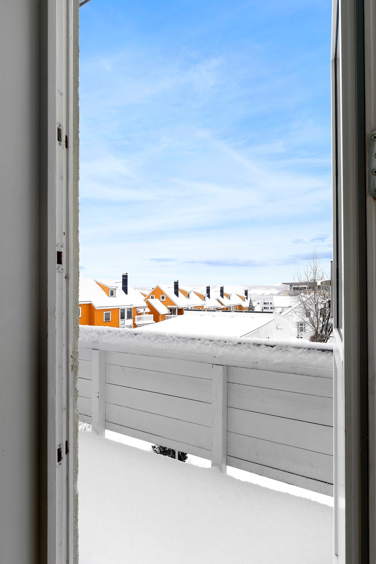 Fra soverom 2 er det adkomst til en østvendt balkongm som vender inn mot bakgården. Galleribilde