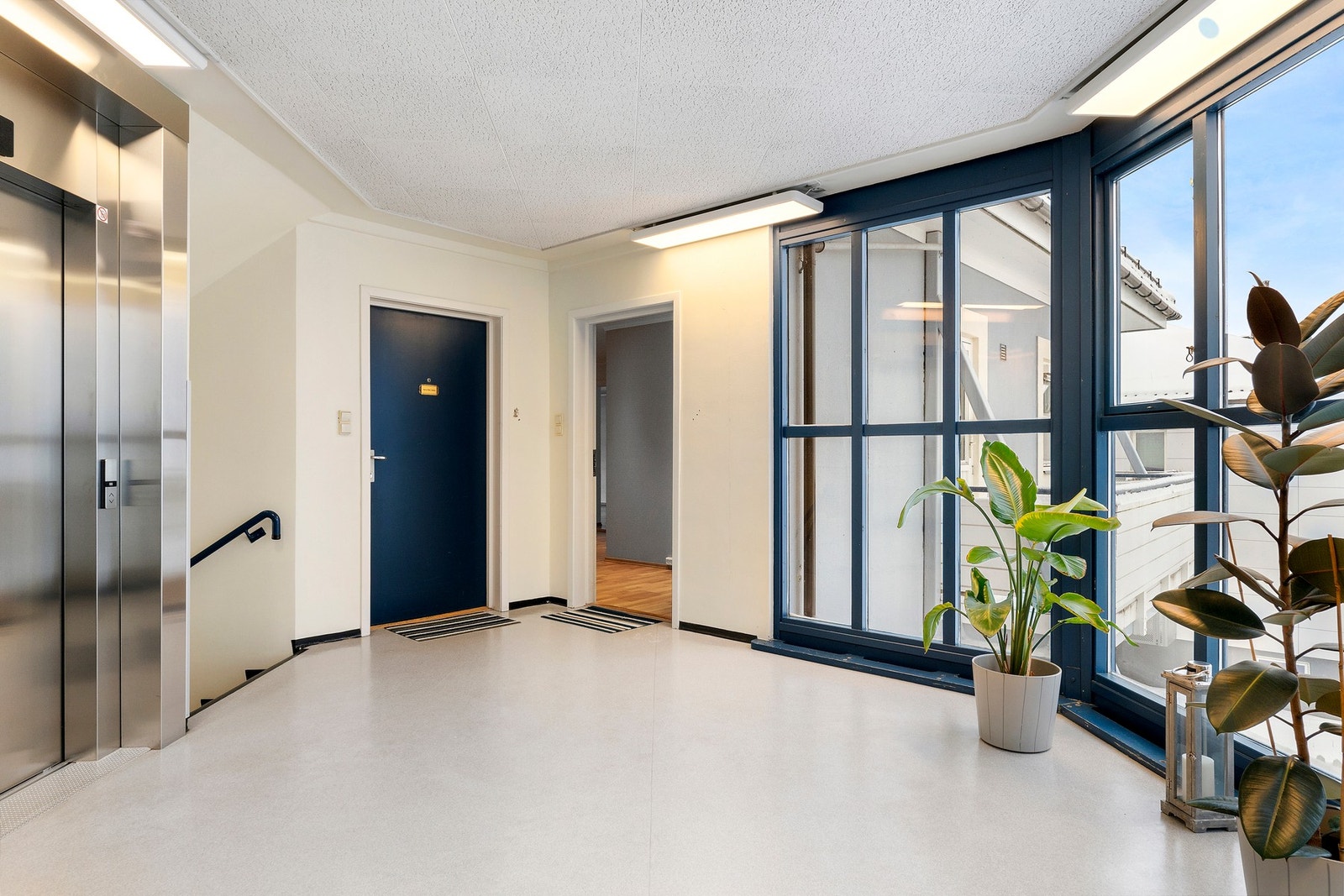 Inngang til leiligheten fra felles oppgang. Velkommen inn! Galleribilde