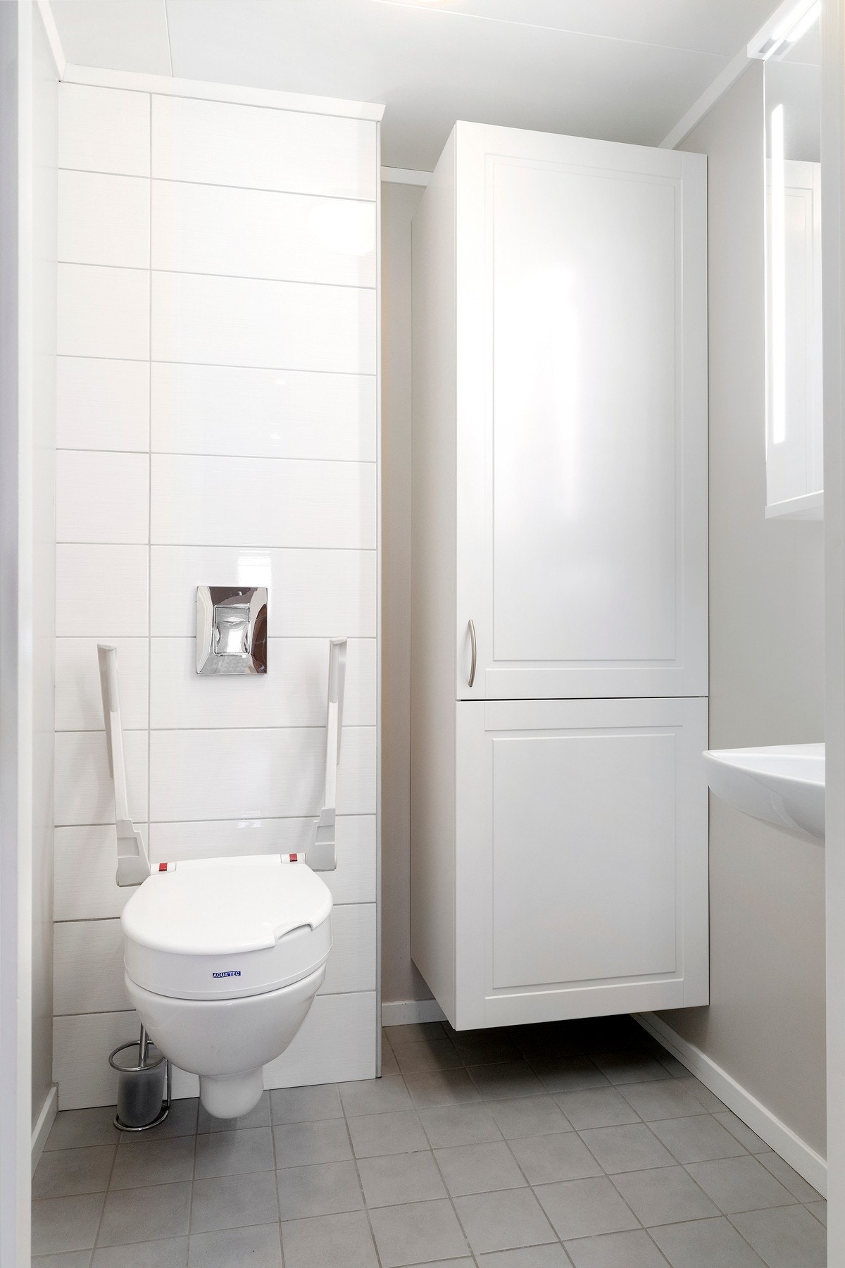 I tillegg er det et praktisk toalettrom med flislagt gulv og gulvvarme. Galleribilde