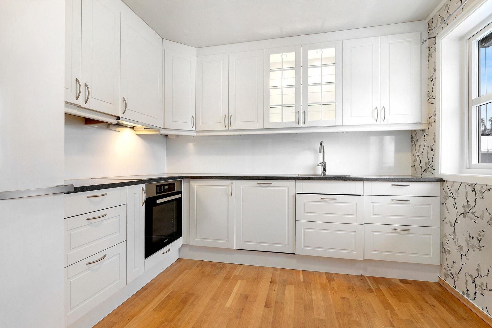 Kjøkkenet har innredning fra 2014 med profilerte fronter og benkeplate i laminat. Galleribilde