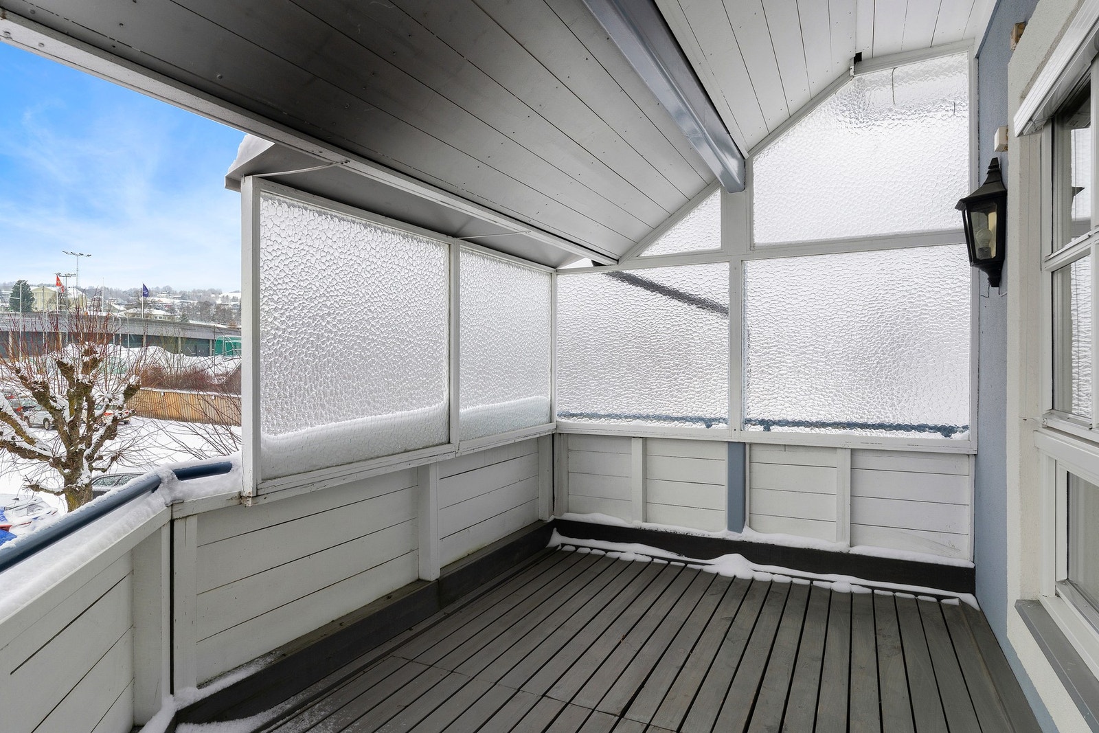 Her sitter man skjermet for vær og vind. Galleribilde