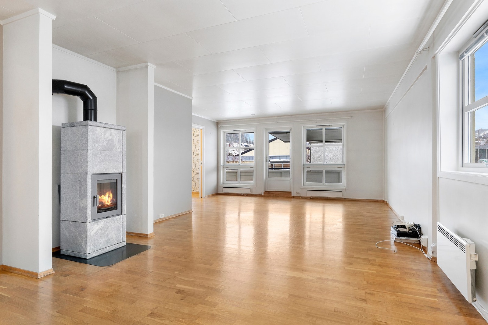 En lys stue med plass til både sofagruppe og spiseområde. Galleribilde